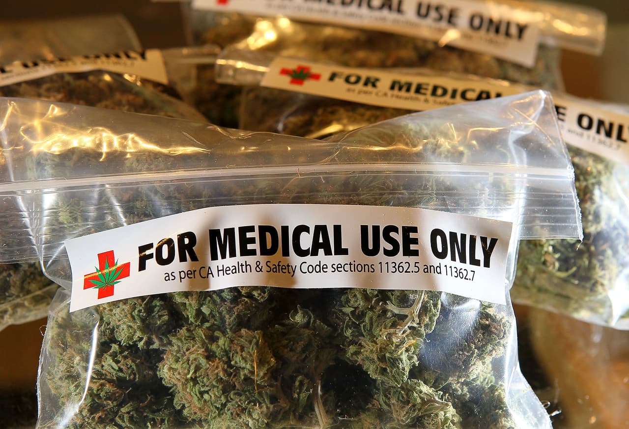 <b>Expansión de la marihuana medicinal:</b> algunas personas, como los veteranos que sufren de trastorno de estrés postraumático, pacientes con cáncer y otras afecciones médicas que hayan sido aprobadas para ciertos programas de investigación, tendrán acceso a la marihuana medicinal y los médicos podrán recetar cannabis con bajo contenido de THC para los pacientes que califiquen.