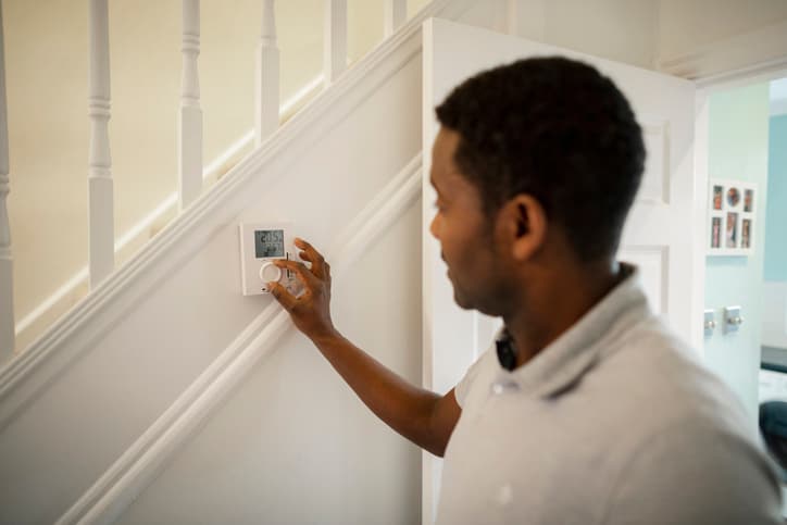 <b>Baja la temperatura del dormitorio. </b> Además de oscuro y silencioso, procura que tu dormitorio esté fresco: 60-67 F es lo ideal.