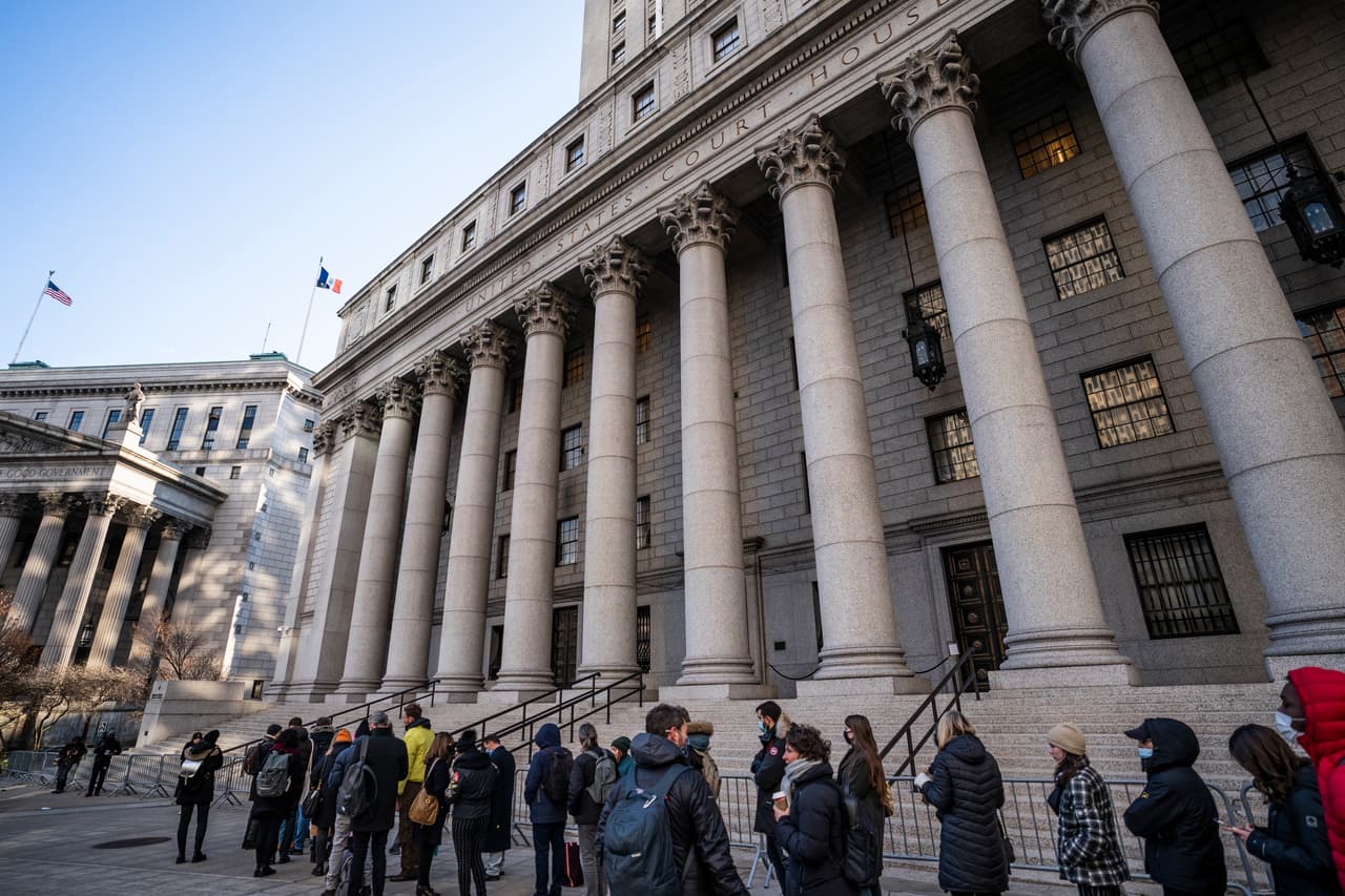 Una fila de personas, la mayoría de ellos periodistas, esperan para entrar al tribunal donde comenzó el juicio de Ghislaine Maxwell este lunes 29 de noviembre. A dos años del suicidio de Jeffrey Epstein, un jurado determinará si Maxwell tuvo un papel activo en la red de tráfico sexual que formó el empresario.