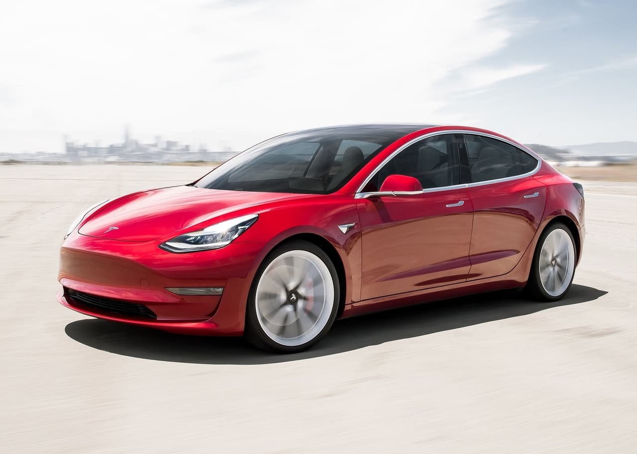 <h3 class="cms-H3-H3"><b>1. Tesla Model 3</b></h3>
<br>
<br>Esta es la primera vez que un auto eléctrico (y no uno a gasolina) se posiciona en la cima de este ranking para de esta manera ser considerado como el modelo más americano de todos. 
<br>
<br>El Tesla Model 3 actualmente es fabricado en Fremont, California. Comparado al ranking del año pasado, este vehículo eléctrico subió de la posición 4 a la 1. Su precio inicial es de $39,990.
<br>