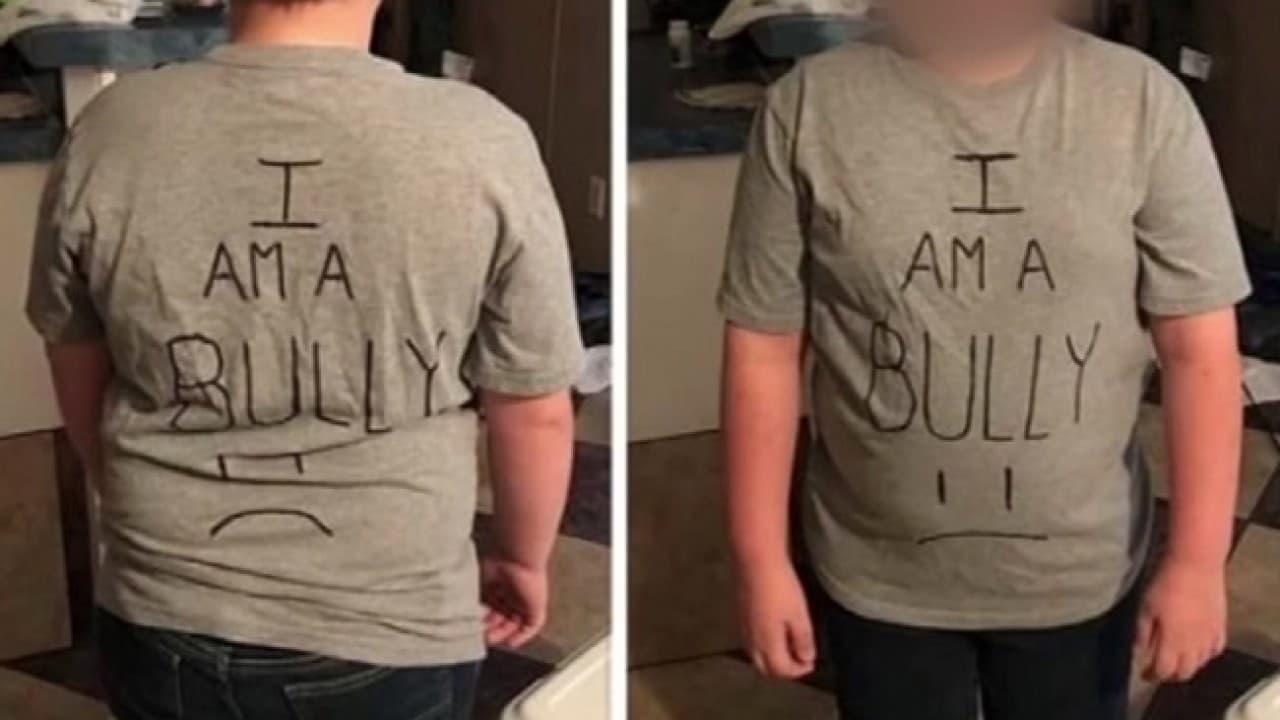 "Soy un bully": el mensaje que debió vestir un niño como castigo por insultar a compañeros