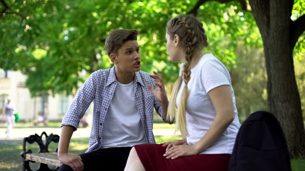 Con todas esas cualidades nos cuesta trabajo pensar que tenga actitudes “espanta amores”, pero existen. Se manifiestan cuando en lugar de vivir la realidad, se sumerge en un mundo que solamente existe en su imaginación y si su pareja no está vibrando en su mismo dimensión la hace sentir como que es ajena a su mundo que está y no está y aleja de su lado a quien no le comprende.
