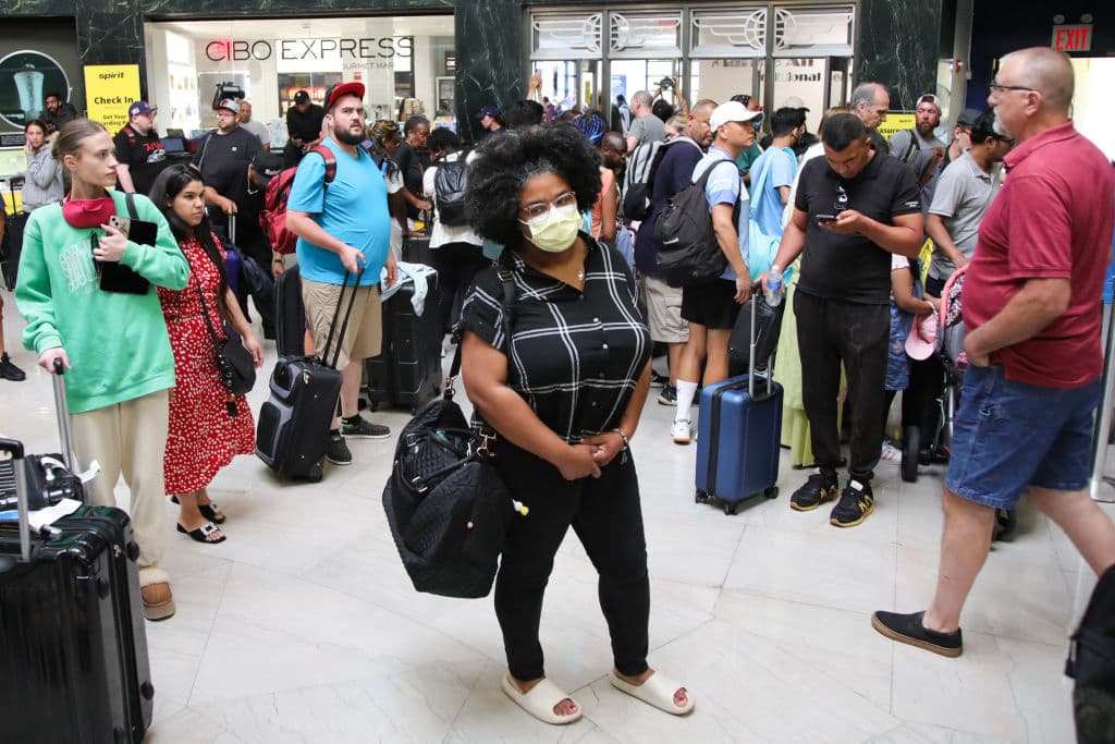 La situación parecía llevar a algunas personas a armarse de paciencia y resignación. No podían dejar el aeropuerto hasta que su vuelo finalmente tuviera reasignada la puerta de embarque y nueva hora de salida.