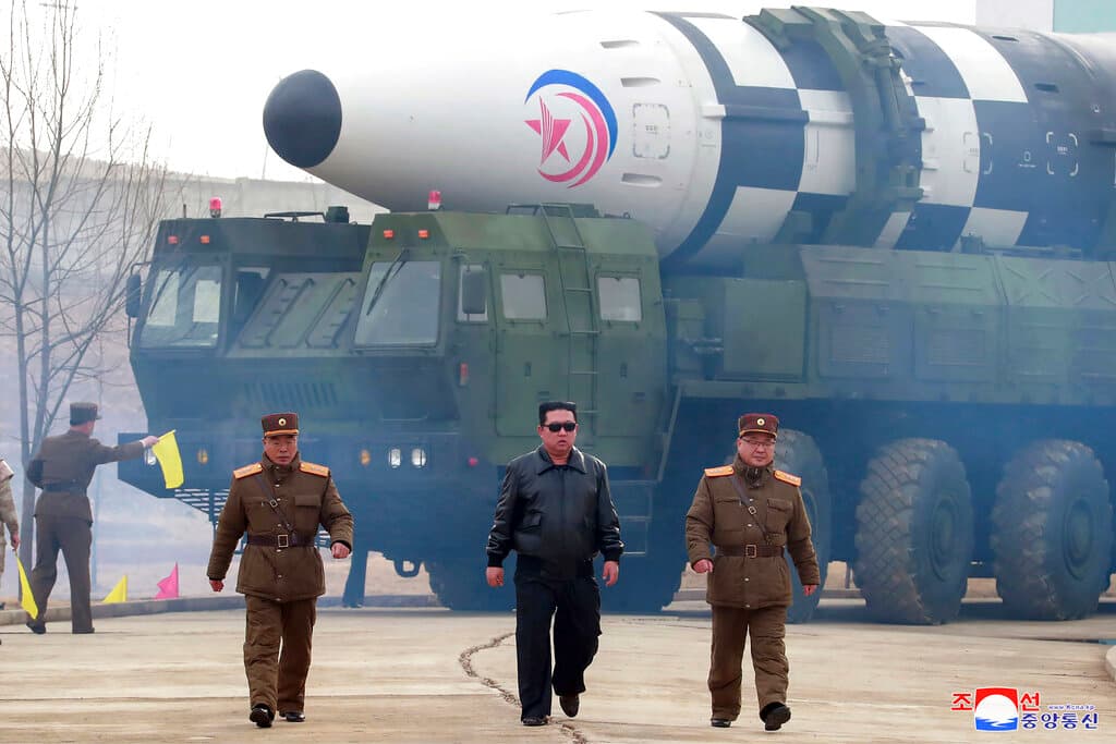 Los medios estatales mostraron el viernes imágenes de Kim, con su habitual chaqueta de cuero negra y gafas de sol, andando sobre la pista del aeropuerto frente al largo misil.