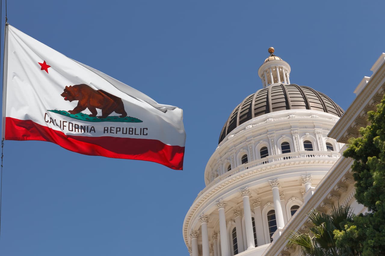 <h2 class="cms-H2-H2">California</h2>
<br>
<br>El estado más poblado del país, hogar de casi 40 millones de habitantes –del cual un 39.4% son hispanos, según datos de la Oficina del Censo de EEUU de 2020–, es uno de los que no cobran impuestos estatales a quien gane un premio de lotería. 
<br>
<br>En el sorteo anterior, realizado el pasado viernes 6 de enero, resultaron ganadores 577,630 boletos, de acuerdo con el sitio callottery.com. Nueve de ellos acertaron a cuatro números y al Mega Número, por lo que se llevaron una cifra de $16,259 cada uno, antes de impuestos.