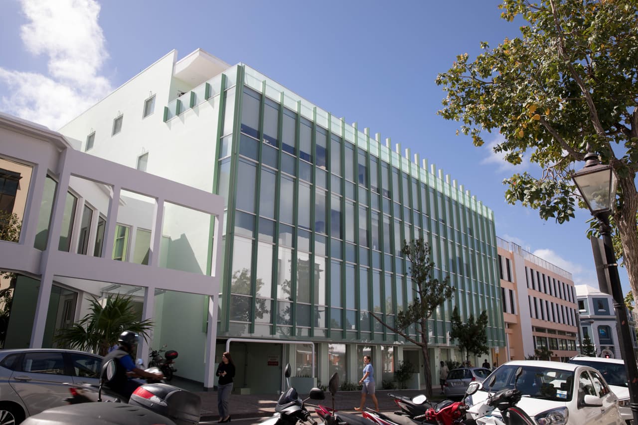 <a href="http://www.univision.com/noticias/paradise-papers/appleby-un-bufete-de-abogados-offshore-con-un-historial-de-fallas-en-el-cumplimiento-de-normas-corporativas"><b>Appleby</b></a> es una de las firmas de abogados más importantes en Bermuda, con 100 años de trayectoria. El acceso a su base de datos, sumada a la de Asiaciti Trust (Singapur) y los registros de 19 jurisdicciones hasta ahora desconocidos permitieron relacionar empresas, encontrar accionistas y beneficiarios reales de las compañías y comprender operaciones.
<br>