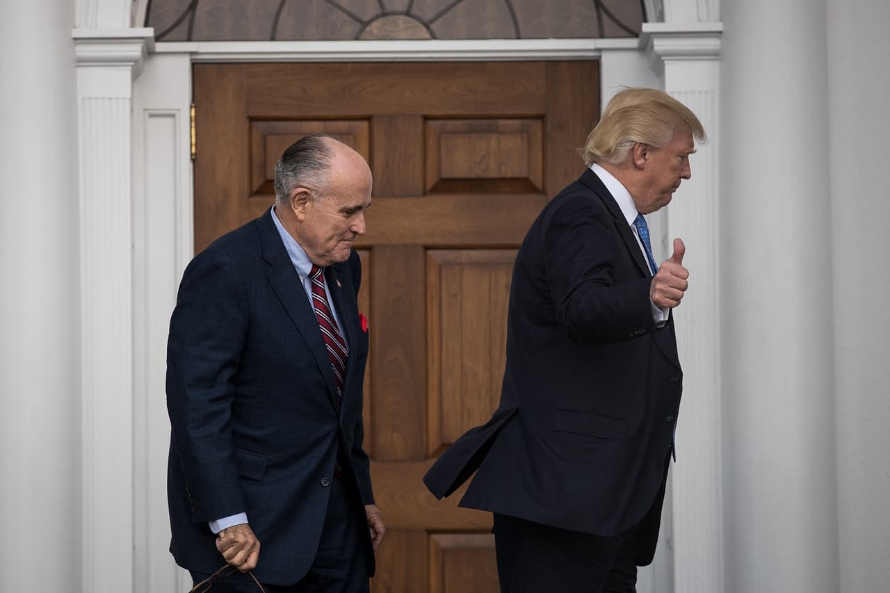 La demanda se basa en las declaraciones que Giuliani hizo en Twitter, en medios de comunicación conservadores y durante las audiencias legislativas en las que afirmó que Dominion conspiró para volcar los votos a favor del presidente Joe Biden.