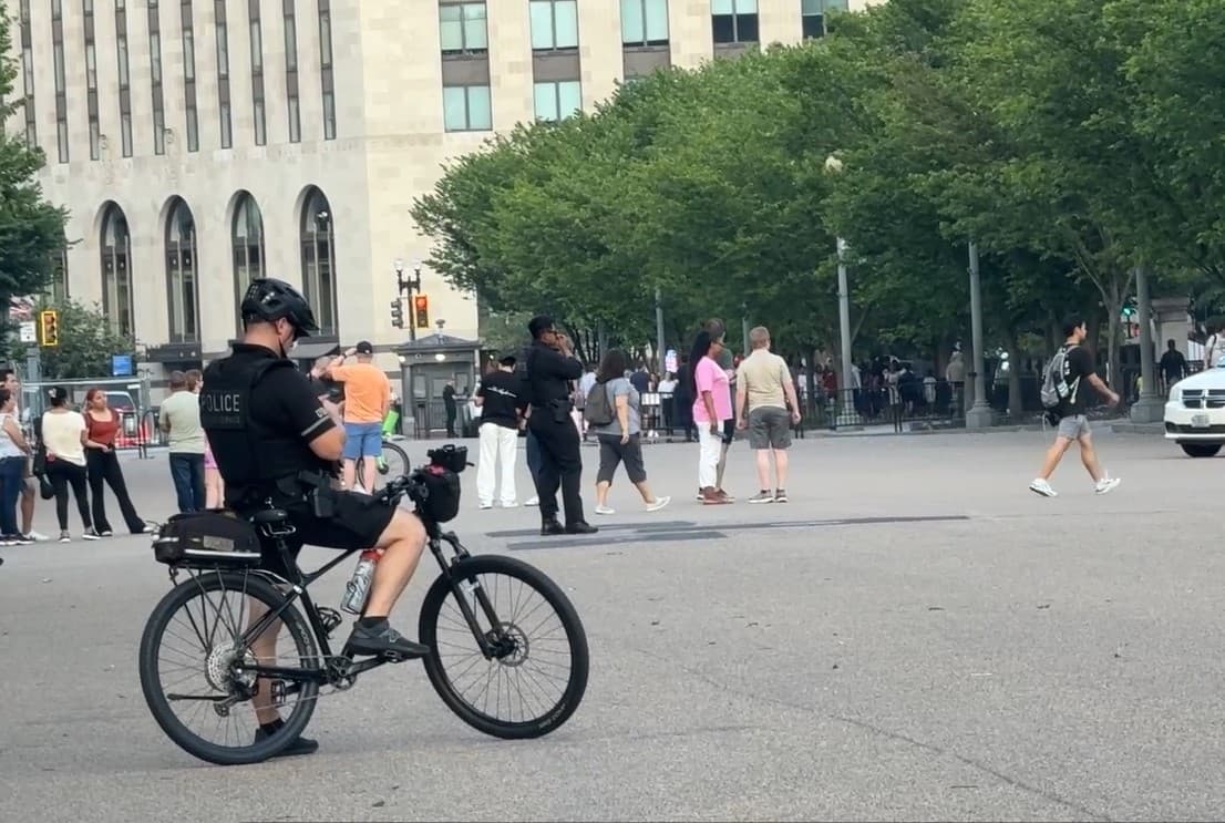 Aunque si bien hay mayor despliegue, la policía ha tratado de que sea una presencia discreta y que no incomode.
