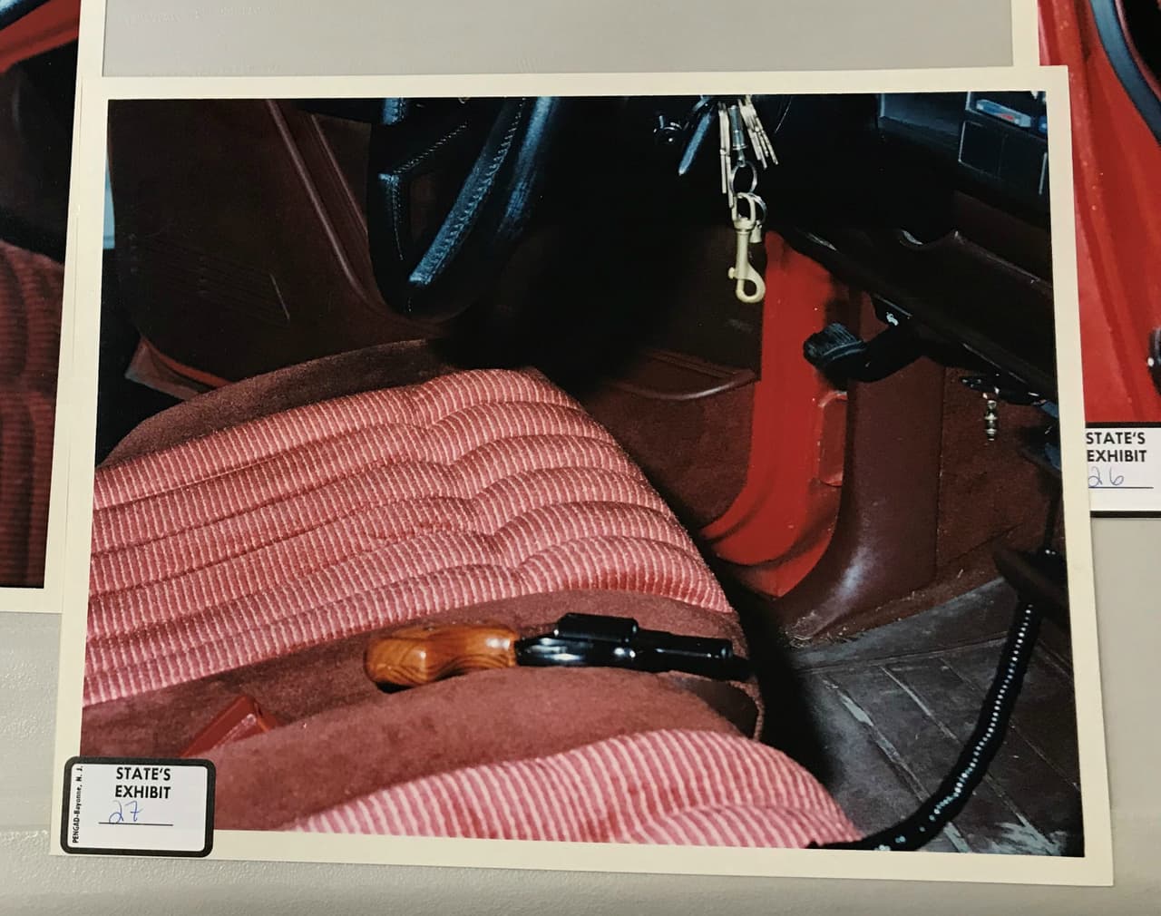 Saldívar dejó en el asiento del conductor el revólver Taurus que utilizó para matar a Selena y que compró en la tienda 'A Place To Shoot' en San Antonio por 232 dólares y 13 centavos, el 13 de marzo de 1995.