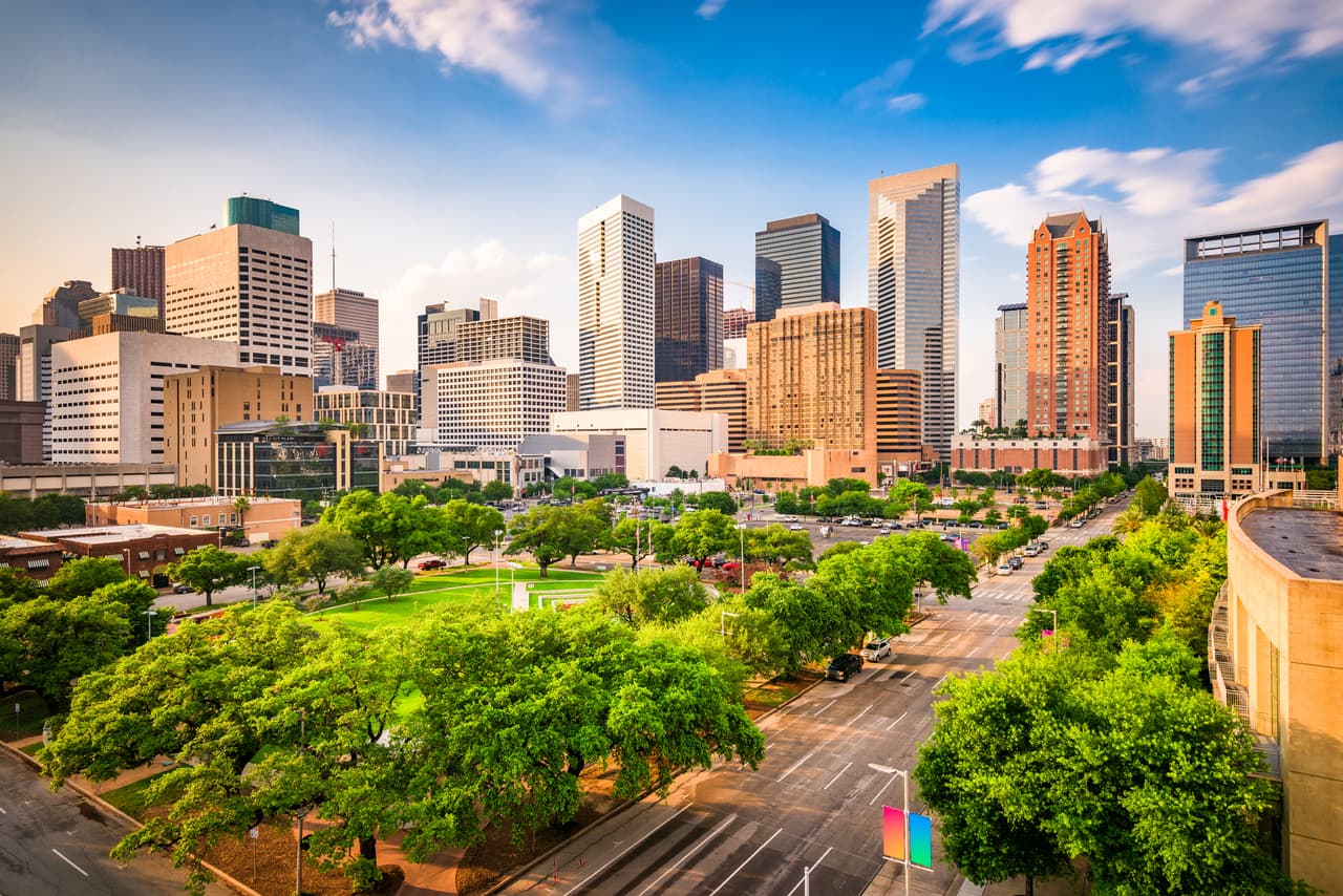 <h3 class="cms-H3-H3">14. Texas</h3>
<br>
<br>🏘️ Población: 29,527,941 habitantes.
<br>
<br>🏘️ Esperanza de vida: 78.4%
<br>
<br>🏘️ Ingreso promedio por familia: $66,963
<br>
<br>🏘️ Valor promedio de la vivienda: $237,400
<br>
<br>🏘️ Costo de la vida representado como el porcentaje del total del ingreso promedio por familia: 17.5%
<br>
<br>🏘️ Tasa de desempleo (agosto 2022): 4.2%
<br>