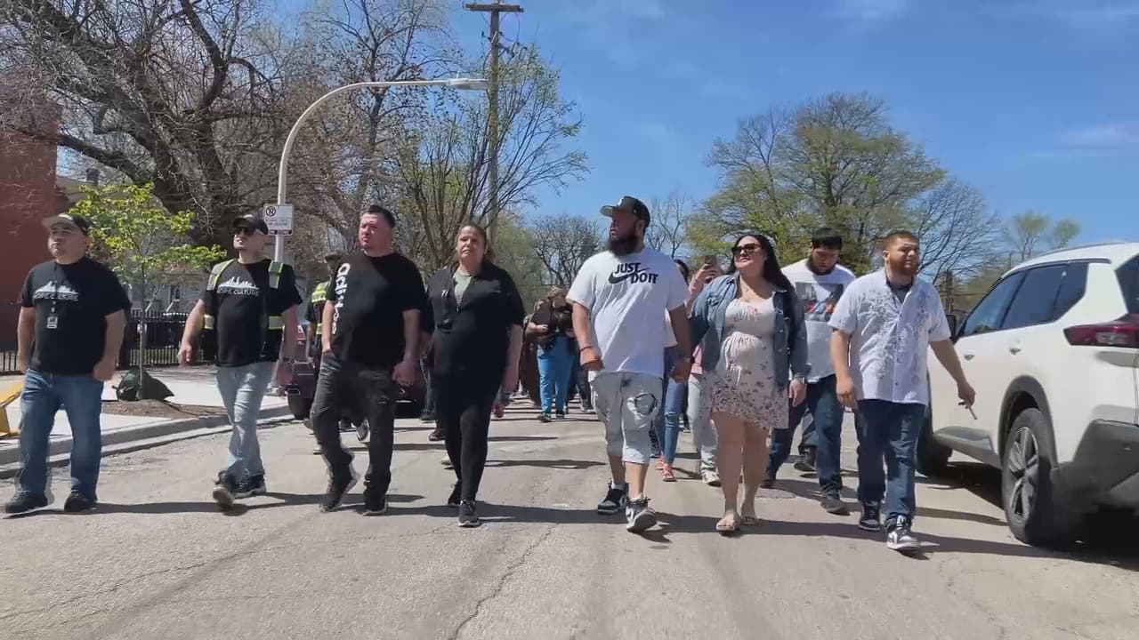Durante 40 minutos la comunidad caminó entre las calles del Barrio de las Empacadoras, con consignas de paz y un llamado de justicia.