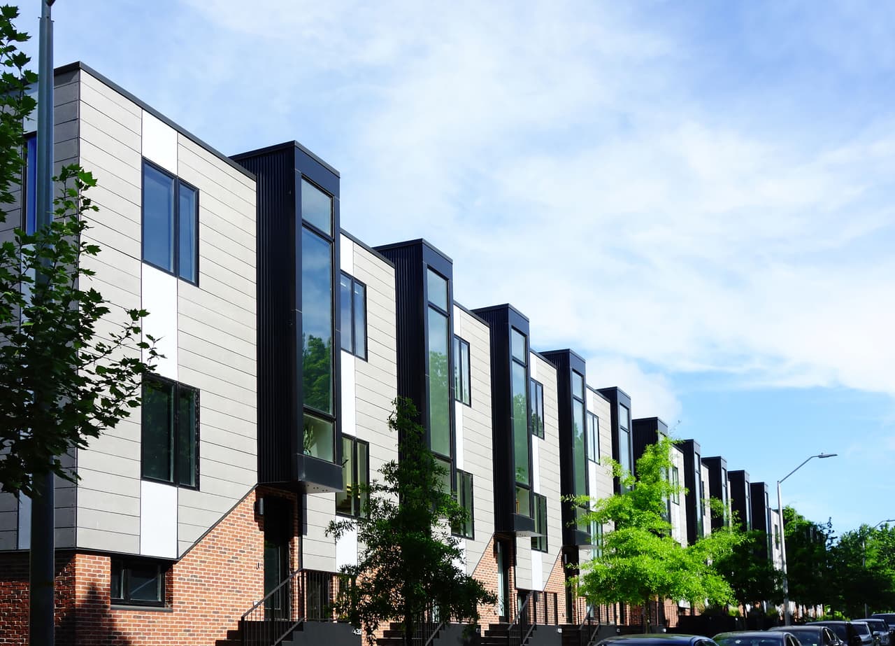 <b>Puesto 20. Raleigh (Carolina del Norte)</b>
<br>
<br>Promedio de renta: 1,532 dólares.
<br>
<br>Aumento de diciembre de 2020 a diciembre de 2021: +23.6%.
<br>
<br>El portal Realtor.com analiza mensualmente los precios del alquiler en las 50 áreas metropolitanas más grandes del país. Los datos de este ranking provienen de la comparación que el portal hizo de los precios entre diciembre de 2020 y diciembre de 2021.
<br>