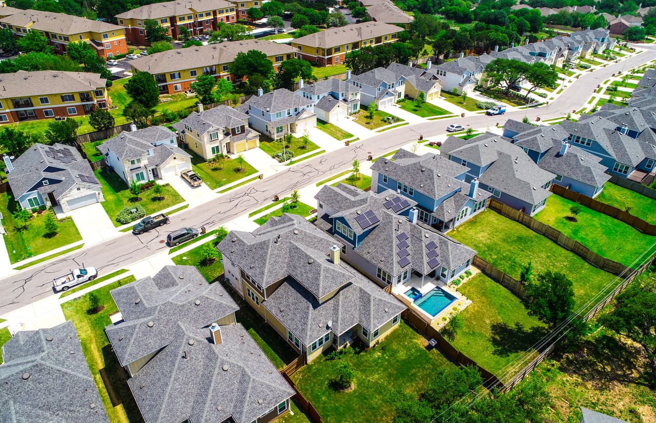 <b>El estado donde más aumentaron las viviendas: Texas</b>
<br>
<br>Con 1,611,888 de nuevas viviendas desde 2010, Texas experimentó el mayor crecimiento numérico en unidades residenciales. La fotografía fue tomada en 2019 en un nuevo suburbio construido en ese estado.
<br>
<br>El condado con el mayor aumento porcentual en viviendas fue McKenzie, Dakota del Norte, con un aumento del 147.9%.