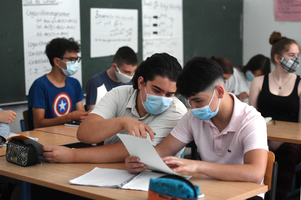 Las escuelas con estudiantes entre los grados 9 al 12 (educación secundaria) deben asegurarse de que cualquier persona que no esté completamente vacunada, incluidos los estudiantes, use la mascarilla en espacios cerrados.