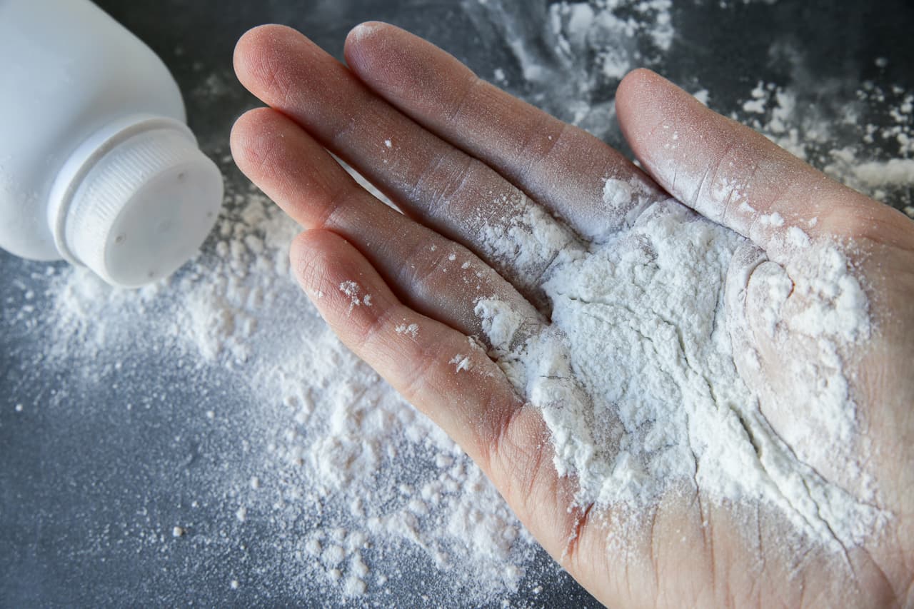<b>Talco o tiza. </b>Estos dos elementos son ideales para evitar que las hormigas entren a la casa, ya que funciona como repelente natural. Con cualquiera de los dos ingredientes dibuja una línea por el lugar por donde pasan las hormigas y listo.