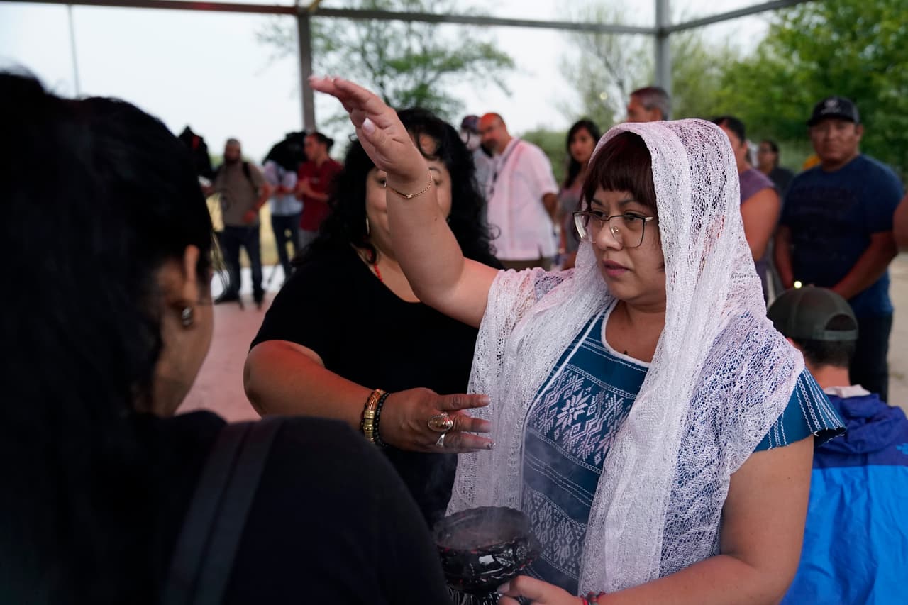 A unos pocos pasos del círculo, Guillermina Barrón, de 38 años, escuchó en silencio las palabras de los demás. "Desgraciadamente, me identifico mucho con lo que está pasando porque soy mexicana, aunque yo emigré aquí hace 20 años", contó a la AFP con lágrimas en los ojos. "Siento mucho dolor y mucha impotencia. Hay que cambiar muchas cosas porque son muchas las vidas que se perdieron", lamentó.
