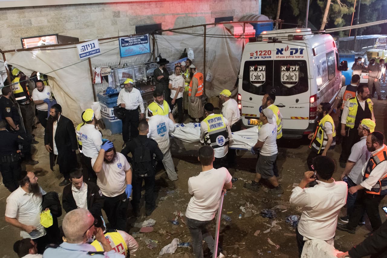 "La gente se amontonaba una encima de otra", dijo una periodista. "Se aplastaban unos a otros", añadió. En la imagen se puede ver a agentes de seguridad y rescatistas cargando el cuerpo de una víctima durante este evento, el más concurrido en el país desde el inicio de la pandemia del 
<a href="https://www.univision.com/temas/coronavirus">coronavirus</a>.
