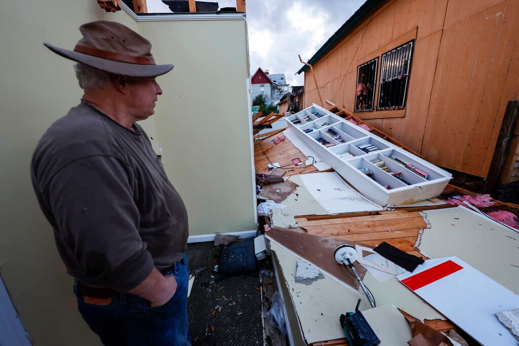 Mel Gilmer examina los daños ocasionados por el tornado a su negocio en Selma, Alabama. Gilmer consiguió ponerse a salvo durante el tornado refugiándose en el baño.