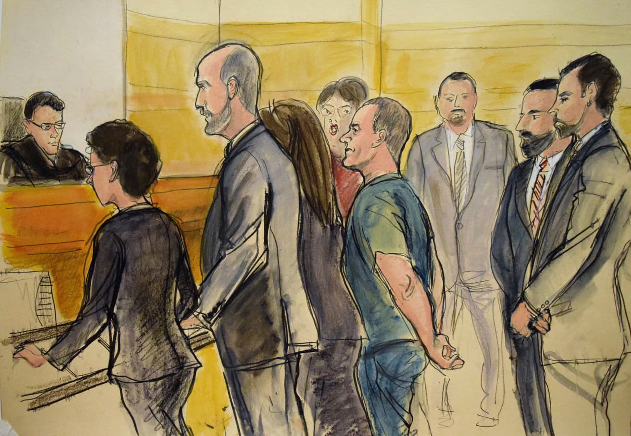 Durante su comparencia ante la corte, 'El Chapo se declaró "no culpable" de los cargos que le imputan. Este dibujo de la corte lo muestra en el centro, ante el juez federal James Orenstein; la fiscal asistente Patricia Notopoulos y los defensores federales Michael Schneider y Michelle Gelernt.
