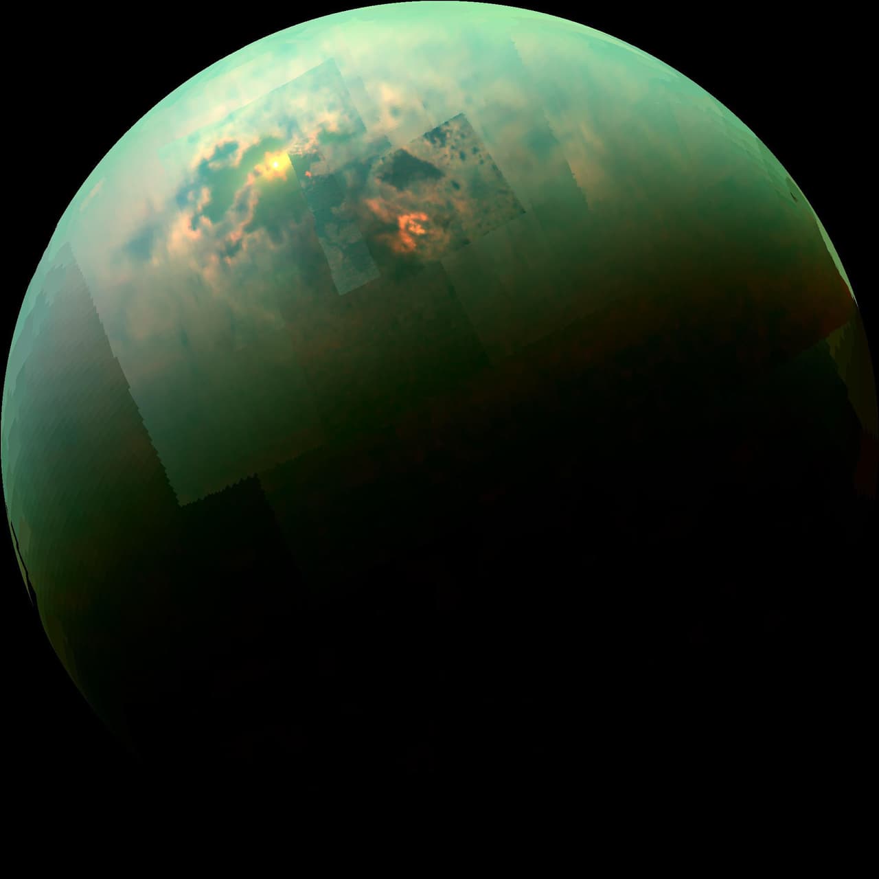 Este mosaico de color casi infrarrojo muestra el sol brillando sobre los mares polares del norte de Titán. Esta fue la primera vez que Cassini capturó los mares y el reflejo del sol en la misma vista. El brillo del sol es el área brillante en la parte superior izquierda, y está en el sur del mar más grande de Titán, Kraken Mare, justo al norte de un archipiélago de la isla que divide dos partes separadas del mar.