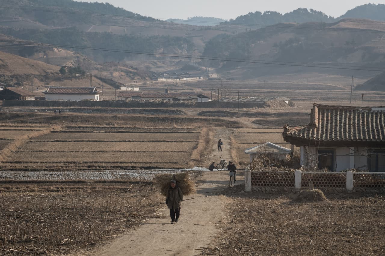 En 
<a href="https://www.washingtonpost.com/news/worldviews/wp/2017/12/04/photos-from-north-koreas-east-coast-show-how-tough-life-is-away-from-the-capital/?tid=pm_pop&utm_term=.3d7c47a907a7">sus apuntes hechos para el Washington Post,</a> Ed Jones dejó en evidencia que muchas de las casas que visitó no tenían ventanas, sino plásticos tensados y que los techos los tenían casi caídos. 
<br>ED JONES/AFP/Getty Images
