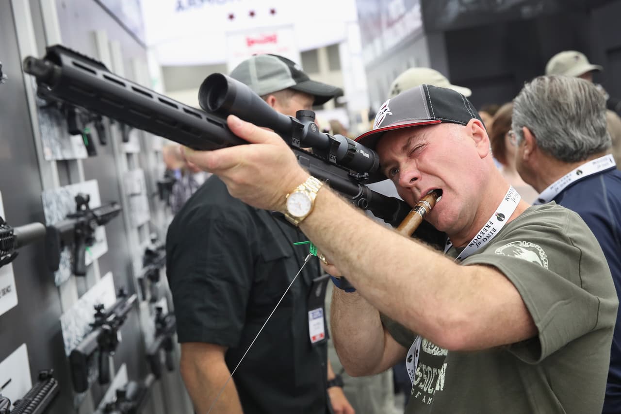 Wolf vetará legislación sobre portar y vender armas en medio de desastres 