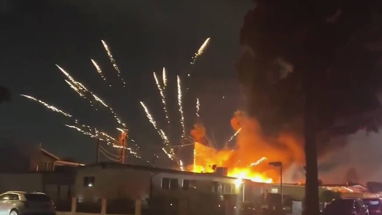 Al menos un muerto tras explosión de fuegos artificiales en California: las noticias del día