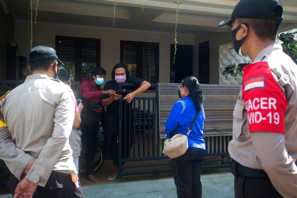 Alrededor de 
<b>600 macacos viven en el santuario boscoso, </b>meciéndose en los elevados árboles de nuez moscada y saltando por el famoso templo Pura Bukit Sari. Se les considera sagrados.
<br>
<br>Cerca de su santuario, funcionarios locales para los esfuerzos para frenar la pandemia del covid-19 han estado visitando hogares con el objetivo de frenar la propagación del coronavirus.