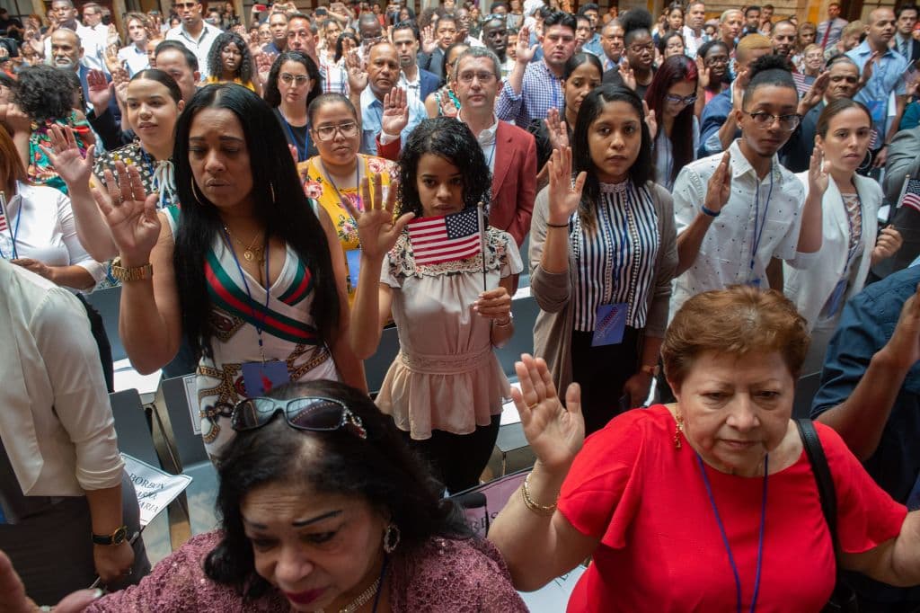 El servicio de ciudadanía e inmigración dio la bienvenida a 200 nuevos ciudadanos estadounidenses, de 50 países diferentes durante una emotiva ceremonia en la Librería Pública de Nueva York.
<br>