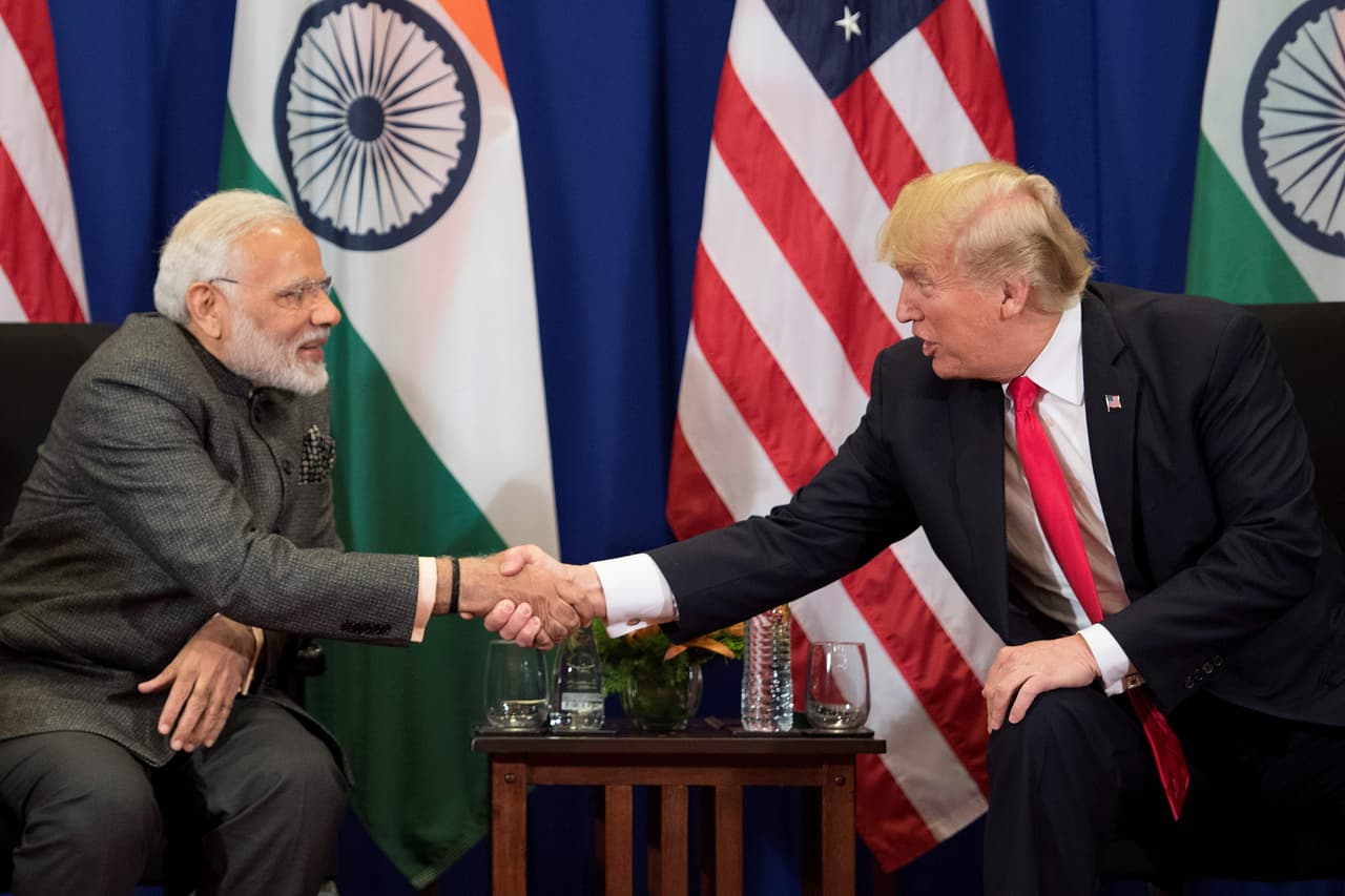<b>La desconocida frontera entre China e India</b>. Durante la primera visita de Trump a Asia en octubre de 2017, Narendra Modi, primer ministro de India, le expresó sus preocupaciones sobre las ambiciones de China en la región. 
<a href="https://www.washingtonexaminer.com/news/its-not-like-youve-got-china-on-your-border-trump-geography-error-stunned-indian-prime-minister" target="_blank">El mandatario estadounidense respondió: "No es como si tuvieras a China en tu frontera"</a>. La verdad es que sí, ambos países comparten un límite de 2,520 millas.