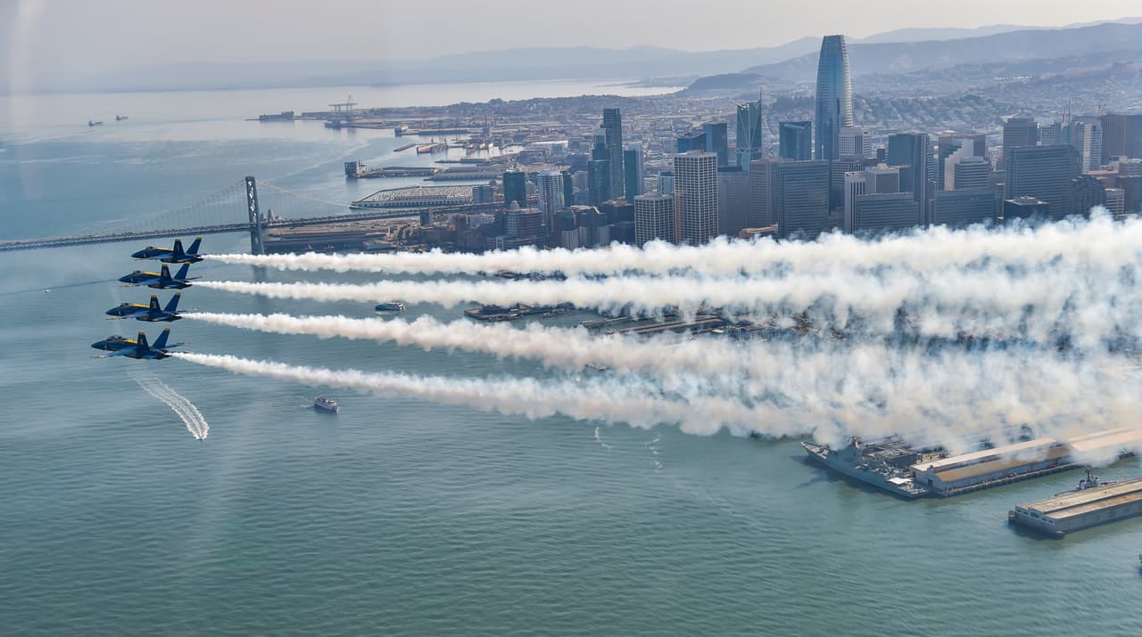 Los 'Ángeles azules' y otros equipos de acróbatas aéreos suelen surcar los cielos de la Bahía de San Francisco ante los ojos de cientos miles de espectadores que llegan a la ciudad desde todas partes de Estados Unidos.