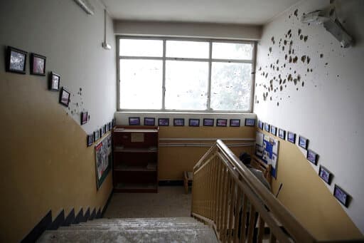 Así quedaron las paredes de la maternidad tras el brutal ataque. 
<b>La balacera en el hospital maternal duró varias horas, </b>según señala la agencia AP. En medio del tiroteo, agentes evacuaron la instalación, financiada por Médicos sin Fronteras, cargando a los bebés. 
<b>Los atacantes fueron abatidos tras una operación de las fuerzas de seguridad.</b>