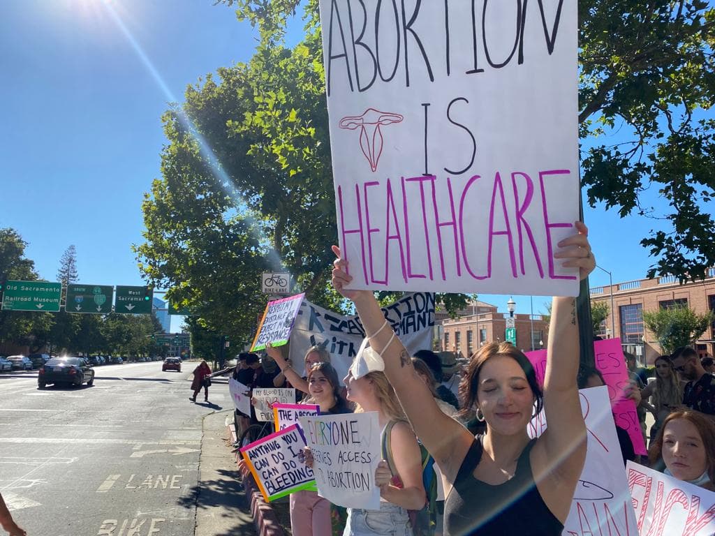 Se manifiestan en Sacramento en contra de la decisión de la Suprema Corte sobre el aborto