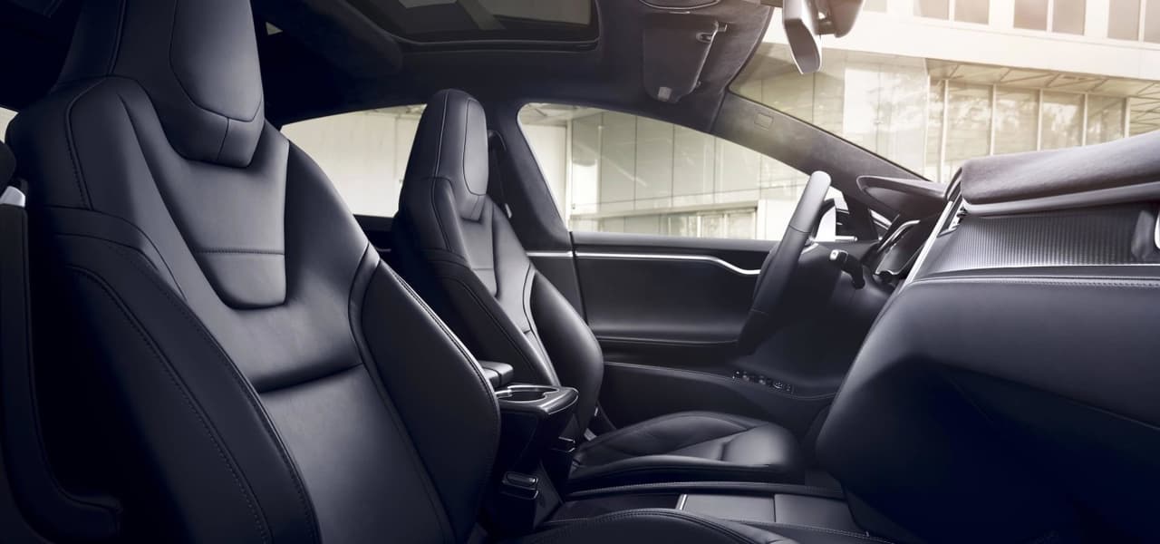 La cabina del Tesla Model S es lujosa, futurista y de alta calidad. En las primeras versiones del vehículo se conseguían muchas partes provistas por Mercedes-Benz pero después del rompimiento de la relación cooperativa entre ambas compañías estas partes comenzaron a desaparecer.