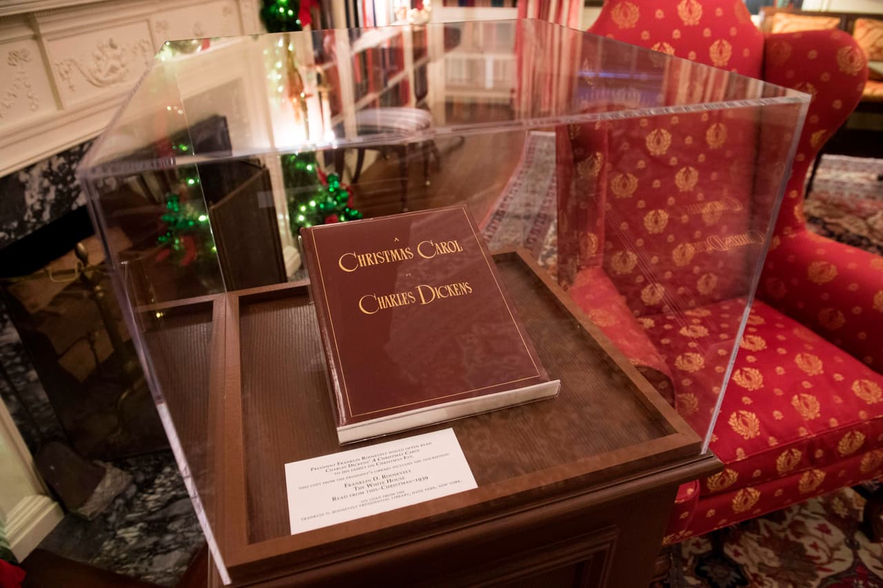 Una copia de "A Christmas Carol" (Canción de Navidad) de Charles Dickens, en la que el avaro Scrooge le regala un pavo a su empleado.