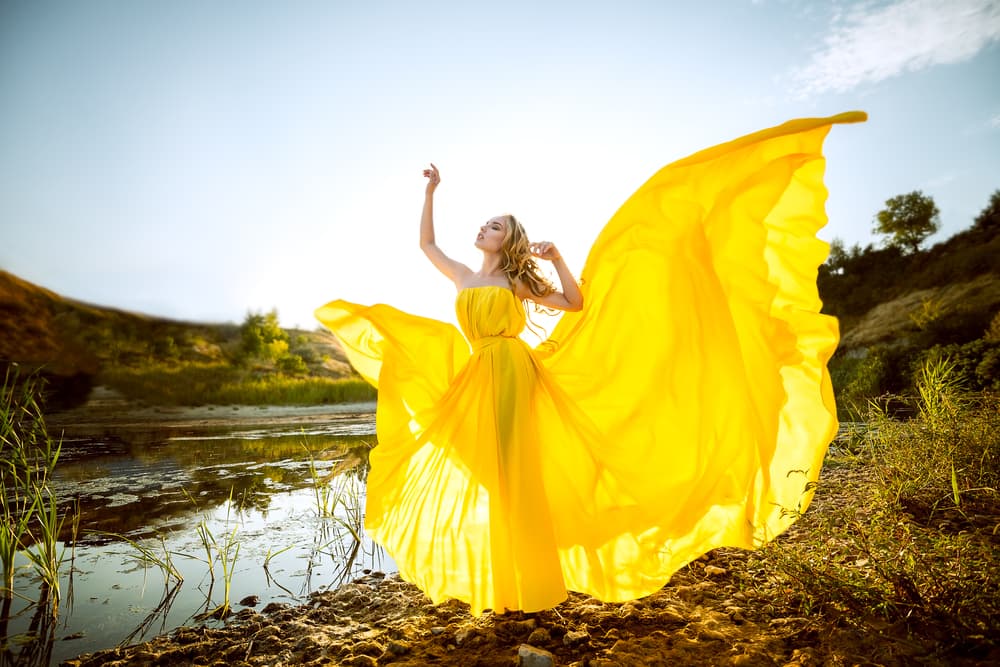 <b>GÉMINIS</b>
<br>
<b>Tu color para esperar la primavera: Amarillo claro</b>
<br>Te rodea un espacio armónico en el hogar y la familia, los hijos, los parientes cercanos. También habrá una nota positiva en tu trabajo, pero debes evitar cargarte de responsabilidades nuevas que te impidan descansar adecuadamente tus fines de semana y sobre todo traza una línea divisoria muy clara entre el amor, y la economía, no mezcles ambas cosas.
