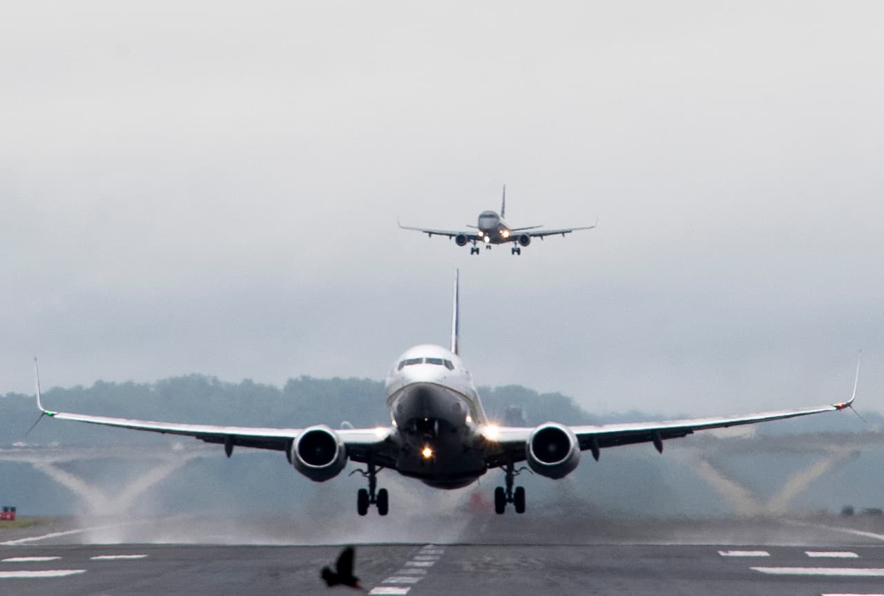 El 10 de abril, dos aviones de American Airlines sufrieron un roce en sus alas en la pista de despegue del Aeropuerto Internacional Ronald Reagan. La compañía indicó que los daños se limitaron a un winglet en cada aeronave, y que ambos aviones serían retirados del servicio para su inspección. Los pasajeros continuaron su viaje, unos con destino a Nueva York y otro a Carolina del Sur, en aviones de reemplazo.