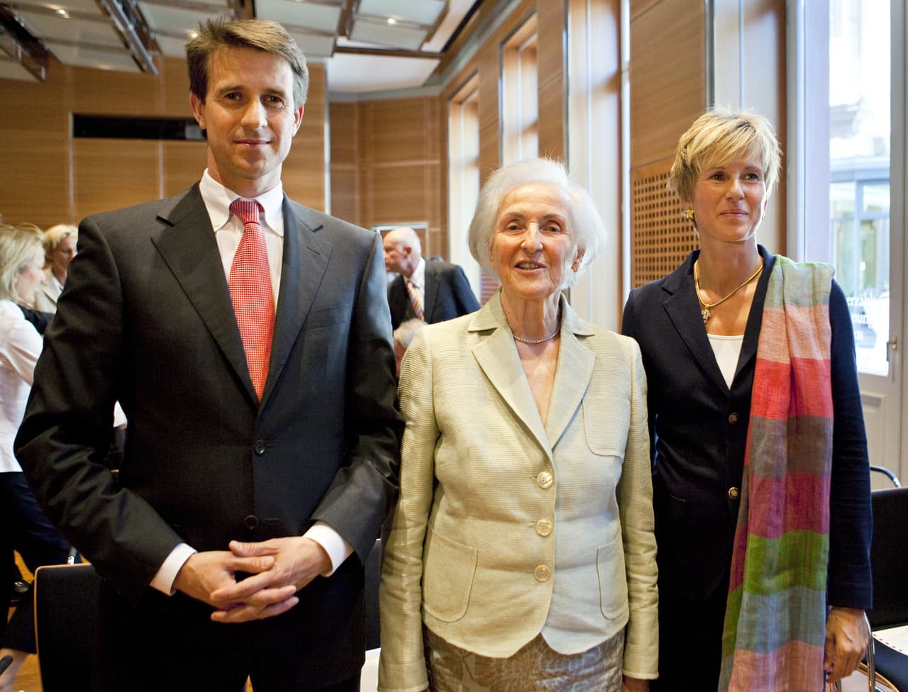<h3 class="cms-H3-H3">11. La familia Quandt</h3>
<br>
<br>La familia tuvo éxito una vez que Herbert Quandt convirtió a BMW de una empresa de automóviles en apuros a una de las mayores empresas de automóviles de lujo. Herbert, quien falleció en 1982, se desempeñó como propietario de BMW antes de permitir que su hija Susanne y su hijo Stefan se hicieran cargo. 
<b>Los nietos se han convertido en una de las personas más ricas de Alemania debido a su puesto en BMW. </b>La fortuna familiar asciende a 35,000 millones de dólares.
<br>
<br>En la fotografía, Stefan y Susanne aparecen en una fotografía de 2009 con la viuda de Herbert, Johanna, quien falleció en 2015. 
<br>