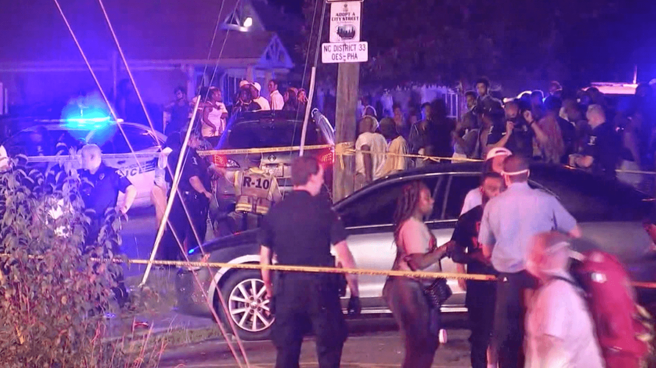 Dos personas murieron y otras siete resultaron heridas el lunes durante un 
<a href="https://www.univision.com/temas/tiroteos">tiroteo</a> en la ciudad de Charlotte, mientras que otras cinco fueron atropelladas por varios vehículos.