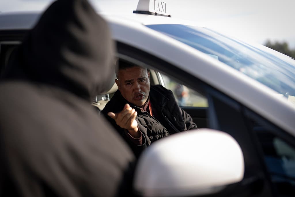 Para transportarles al aeropuerto de San Diego, algunos de los inmigrantes confrontaron dificultades. Sin embargo, hubo taxistas que se tomaron el tiempo de entenderles y hacer lo máximo para ayudarles a llegar.