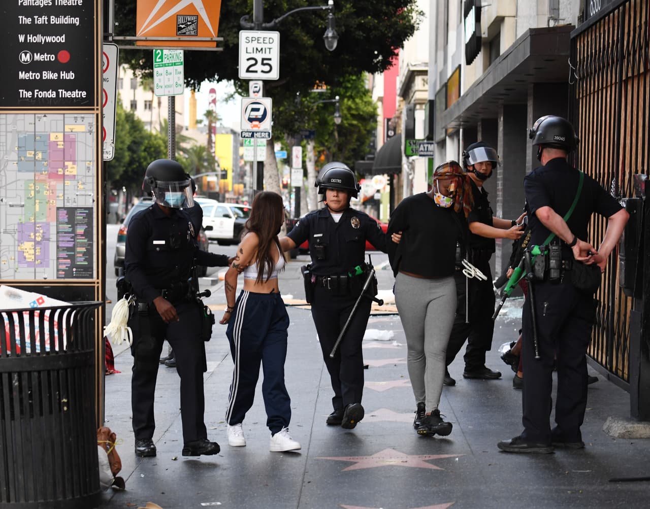 Trump amenazó con desplegar al Ejército en las ciudades y estados que se nieguen a "tomar las medidas necesarias" para defender "la vida y la propiedad de sus residentes". Esta mujer ha sido arrestada ayer en Los Ángeles.