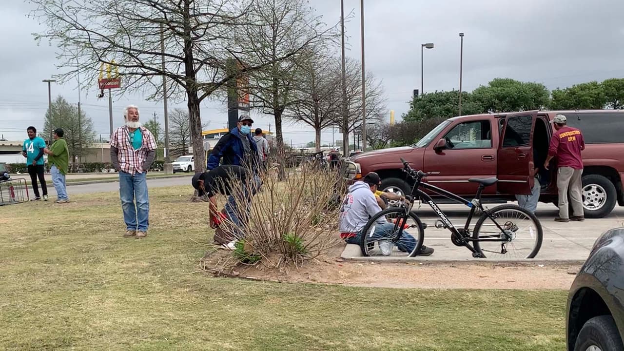 Aprovechándose de su condición de indocumentados en Texas o que les da miedo hacer reportes a la policía, 
<b>hay personas que contratan los servicios de los jornaleros y no les pagan.</b>