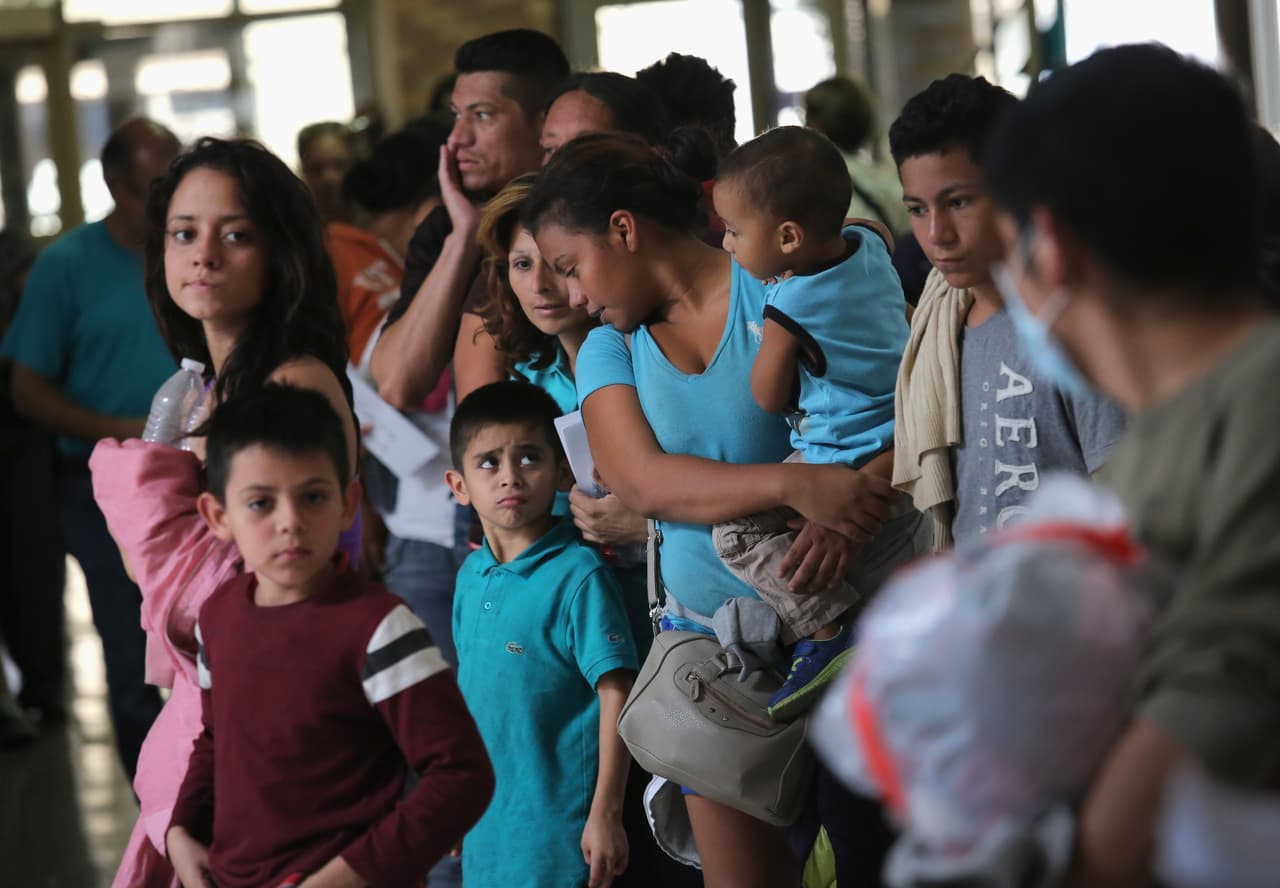 El tema migratorio es fundamental en la actual campaña por la presidencia de los Estados Unidos. Mientras el candidato republicano Donald Trump plantea la deportación de mas de 11 millones de indocumentados, la demócrata Hillary Clinton aspira a una reforma migratoria que no se logró en la administración Obama. 
<br>