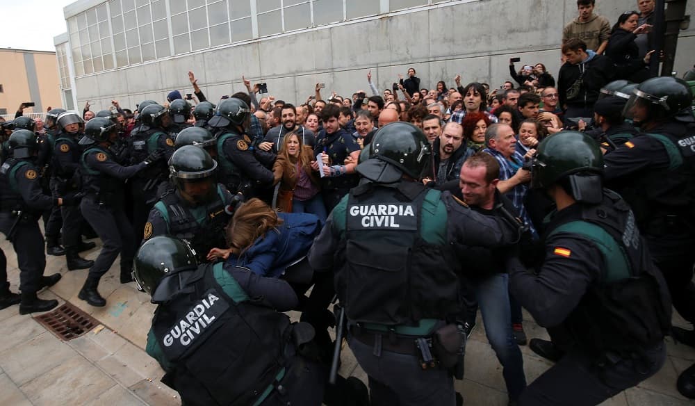 El presidente de Cataluña abre el camino a la independencia unilateral tras una jornada con centenares de heridos por la actuación policial