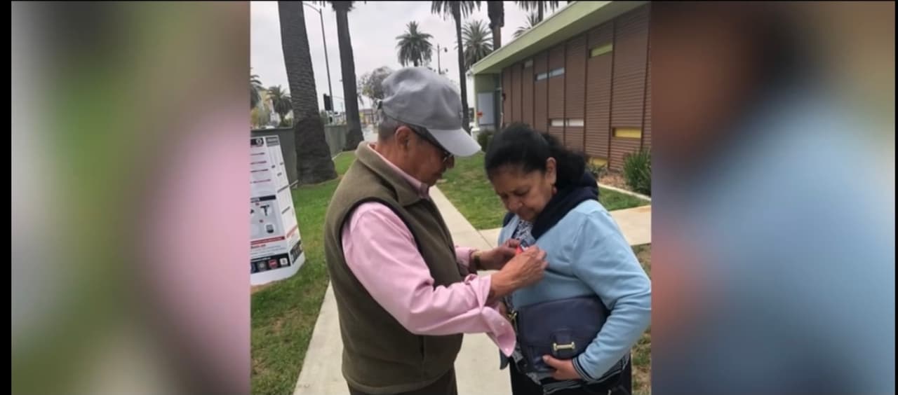 Al igual que miles de salvadoreños, Carmen y su esposo decidieron partir hacia Estados Unidos en los 80 tratando de huir de la guerra y con un mejor futuro para toda su familia como único motor en su cabeza. Ahora, todo el esfuerzo y los recuerdos, corren peligro de esfumarse. 
<br>