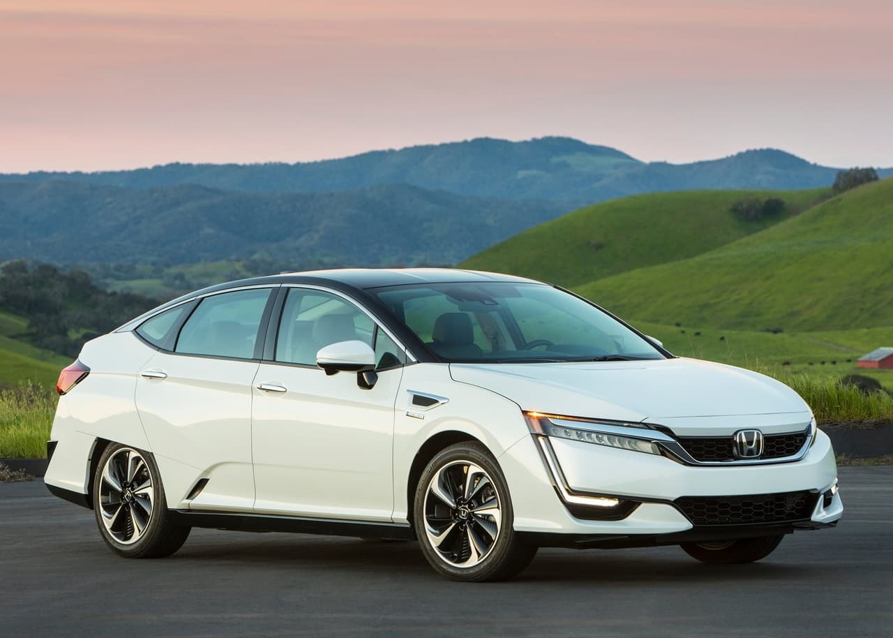 <h3 class="cms-H3-H3"><b>11. Honda Clarity</b></h3>
<br>
<br>El Honda Clarity es un modelo que nunca tuvo claridad de lo que quería ser. Un vehículo con propulsión alternativa que tuvo una iteración eléctrica, otra híbrida enchufable e incluso una con celdas de hidrógeno. 
<br>