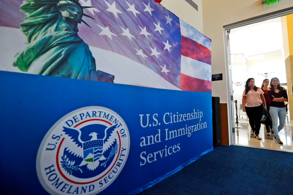 Entran en vigor las nuevas tarifas de USCIS para varios trámites migratorios: te explicamos cuáles son 