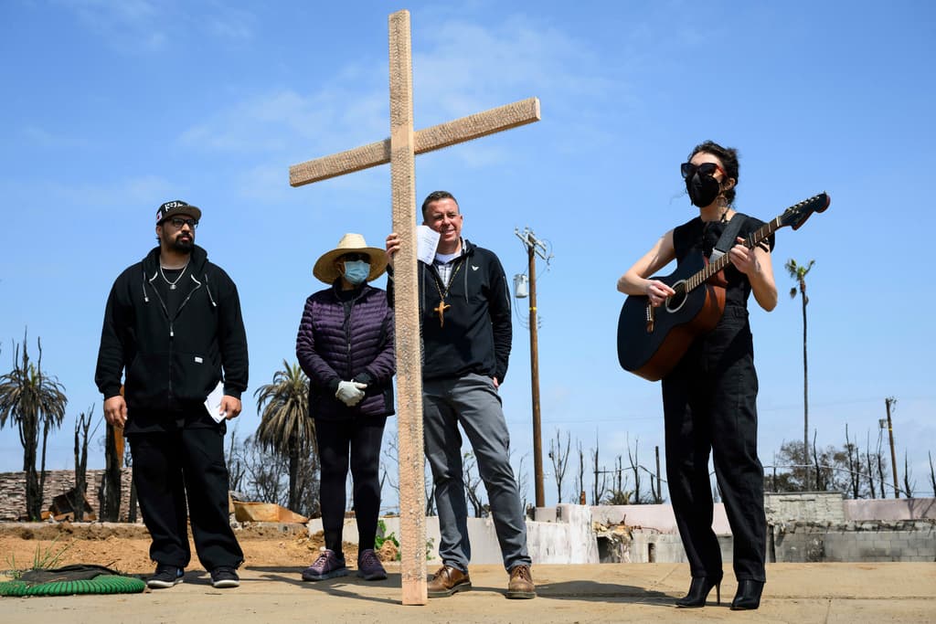 <b>La transformación de la tragedia en un acto de fe</b>: Los feligreses transforman su dolor por la pérdida en un acto simbólico de fe, participando en un recorrido de la cruz como acto de sanación.