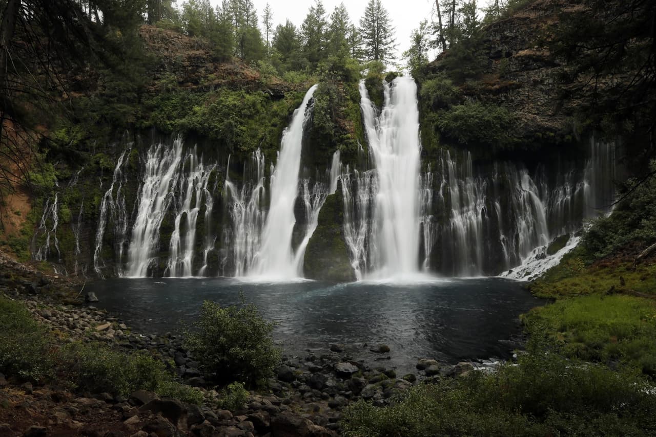 <b>Altura:</b> 129 pies
<br>
<b>Ubicación:</b> Parque McArthur-Burney Falls Memorial State Park en Burney, California. - 6 millas al norte de la Highway 299 y Highway 89 cerca de Burney.
<br>
<b>Precio: </b>El pase para el parque son $10 por vehículo, se aplican cuotas distintas para acampar. 
<br>