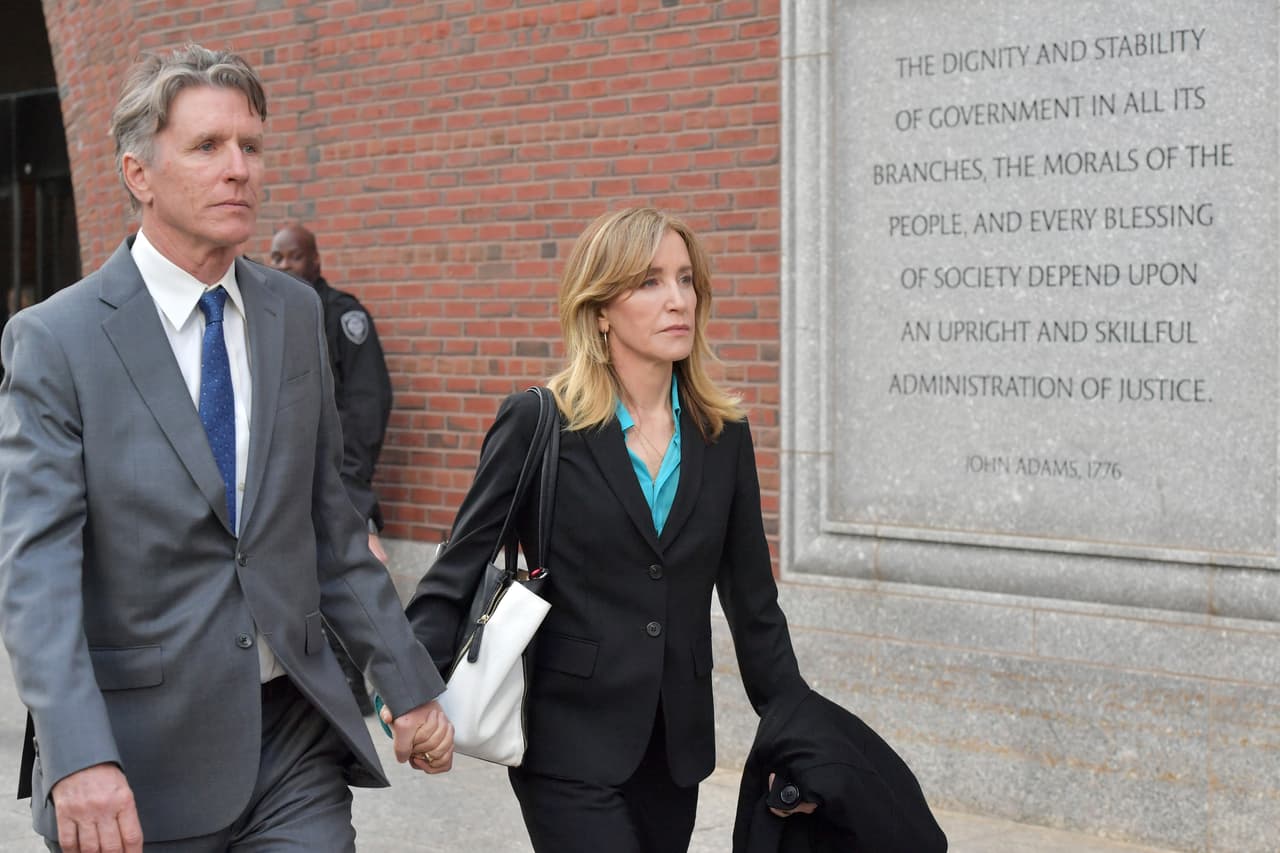 Varios entrenadores se han declarado inocentes, entre ellos el entrenador de tenis Gordon Ernst, quien está acusado de recibir 2,7 millones de dólares en sobornos para designar al menos 12 aspirantes en Georgetown.
<br>